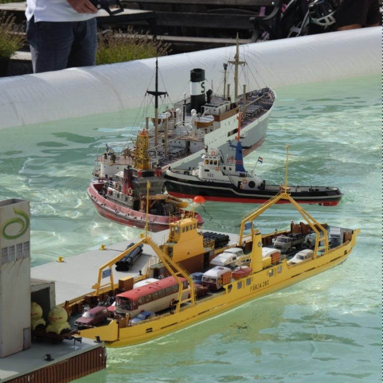 Radiostyrda modellbåtar i dammen